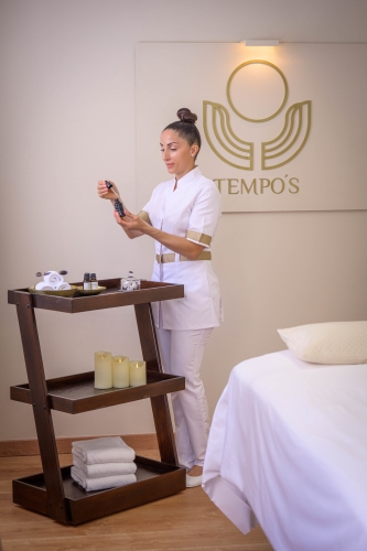 Préparation d’un soin avec produits naturels dans le cabinet de massage Tempo’s à Genève
